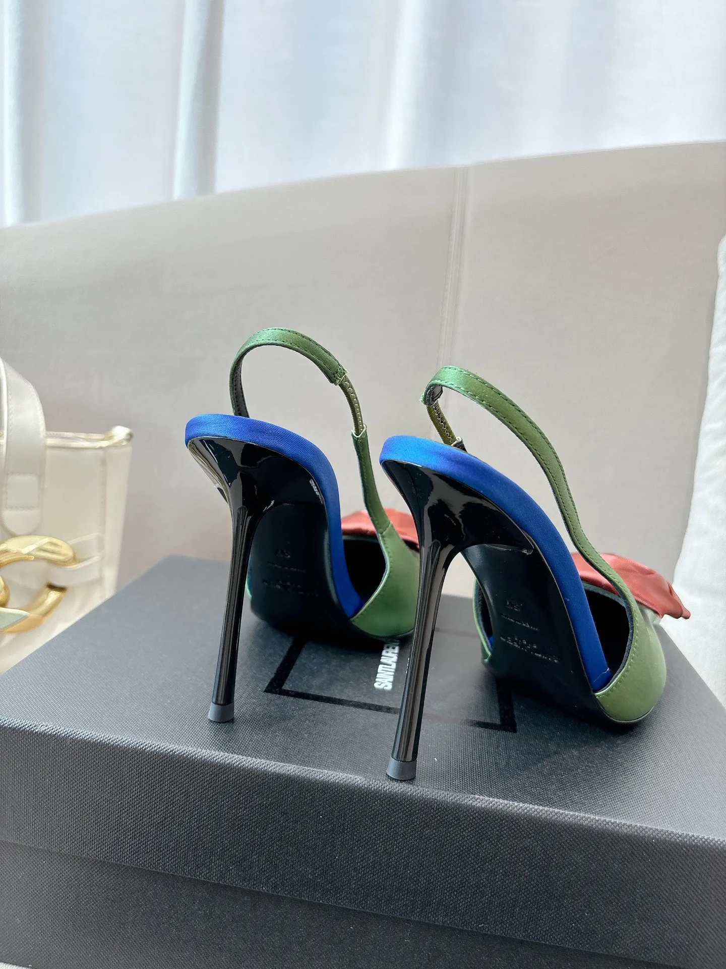 👟👟Ex-factory price 680👟👟 Saint Laurent ysl 25ss/autumn and winter ready-to-wear flower series catwalk style high heels. The toe and contrasting color design make the final effect quite impressive. The different colors are also very beautiful. Straight heels, curved heels, with flowers, and without flowers can be selected. Only YSL understands women’s hearts best and does not accept refutation. It is a super invincible feminine artifact, a must-have for women (z-brand full-body customization, own molded hardware accessories, perfect consistency) ✔ Upper: imported cow patent leather ✔ Inner lining: imported 🐑 goat leather ✔ Sole: imported genuine leather outsole ✔ Heel height: 10.5cm ✔ Size: 36-39 (40, 41, 42 can be customized and non-returnable) Flower style (full set of packaging)